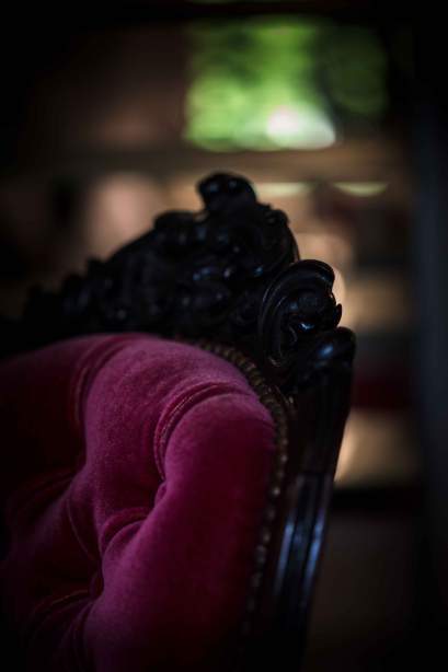 Fauteuil rose et noir dans une chambre