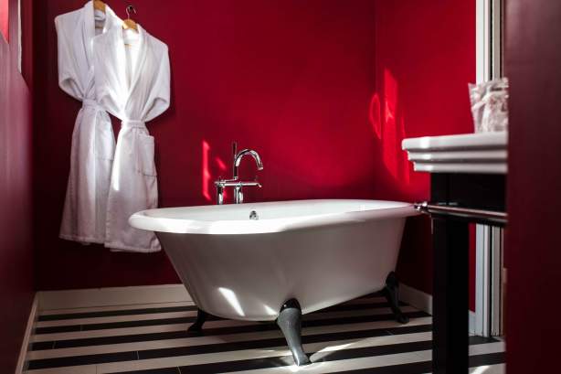 Salle de bain chambre rouge