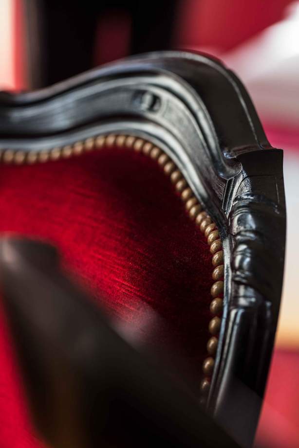 Fauteuil rouge et noir dans une chambre