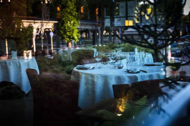 Salle du restaurant vue de l'extérieur